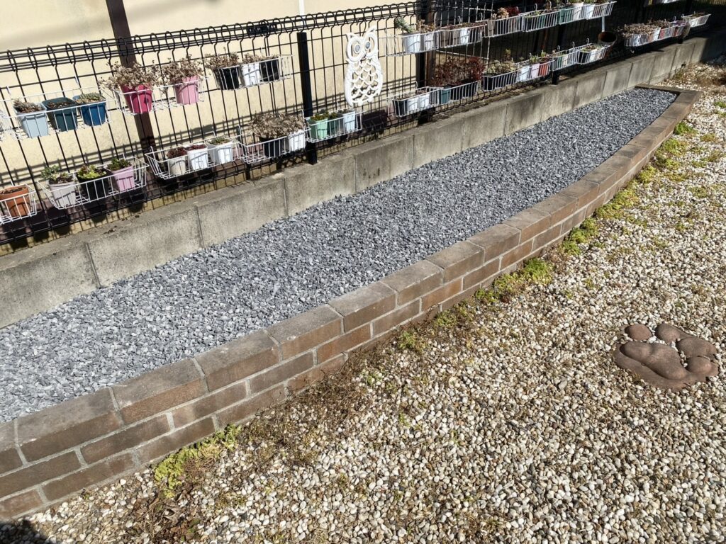 【高松市Ｉ様邸】防草シートと砂利でスッキリ雑草対策＆花壇仕舞い完了✨ドッグランはフェンス設置待ち (株)カインズガーデン｜香川の庭リフォーム工事
