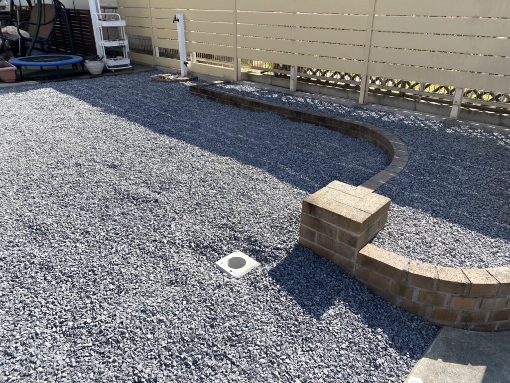 【高松市Ｉ様邸】防草シートと砂利でスッキリ雑草対策＆花壇仕舞い完了✨ドッグランはフェンス設置待ち (株)カインズガーデン｜香川の庭リフォーム工事