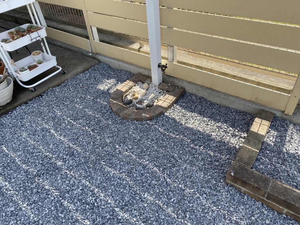 【高松市Ｉ様邸】防草シートと砂利でスッキリ雑草対策＆花壇仕舞い完了✨ドッグランはフェンス設置待ち (株)カインズガーデン｜香川の庭リフォーム工事