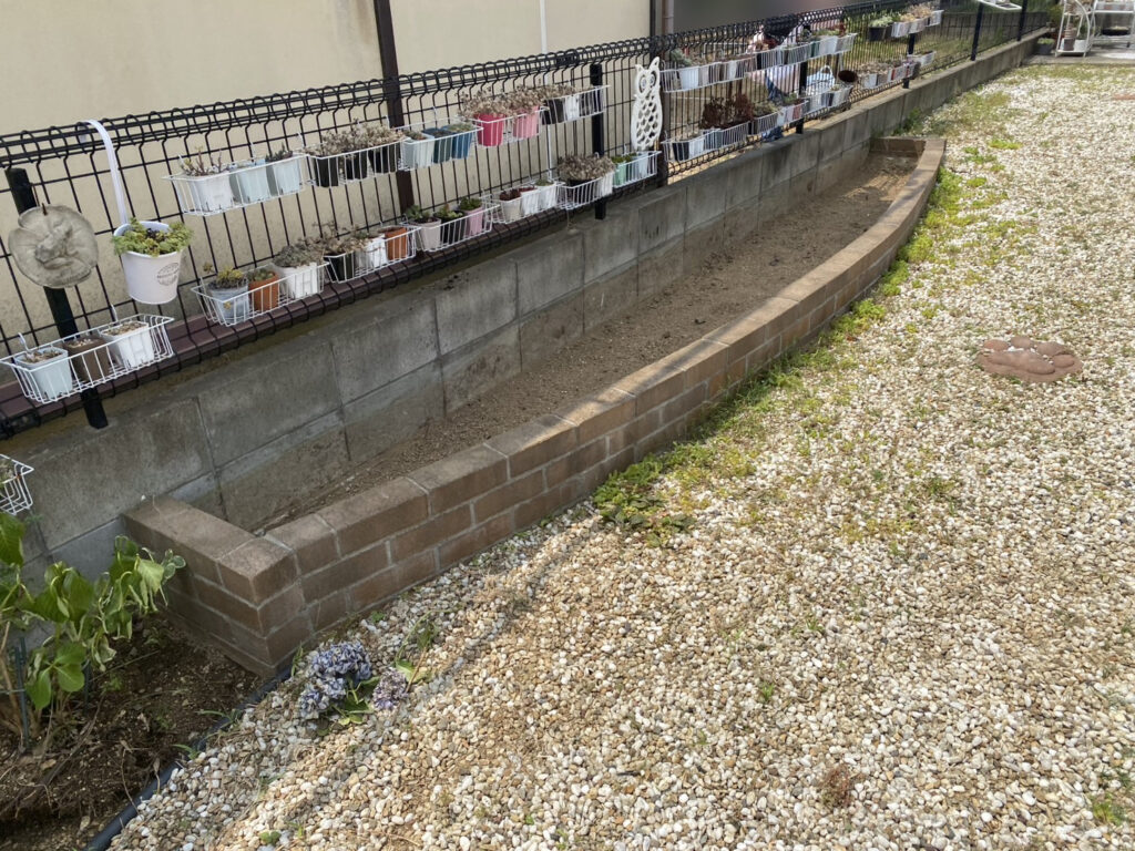 【高松市I様邸】天然芝や雑草・植栽撤去完了。お庭も花壇もスッキリ綺麗になりました (株)カインズガーデン|香川の雑草対策,ドッグランリフォーム工事 【高松市I様邸】天然芝や雑草・植栽撤去完了。お庭も花壇もスッキリ綺麗になりました (株)カインズガーデン|香川の雑草対策,ドッグランリフォーム工事