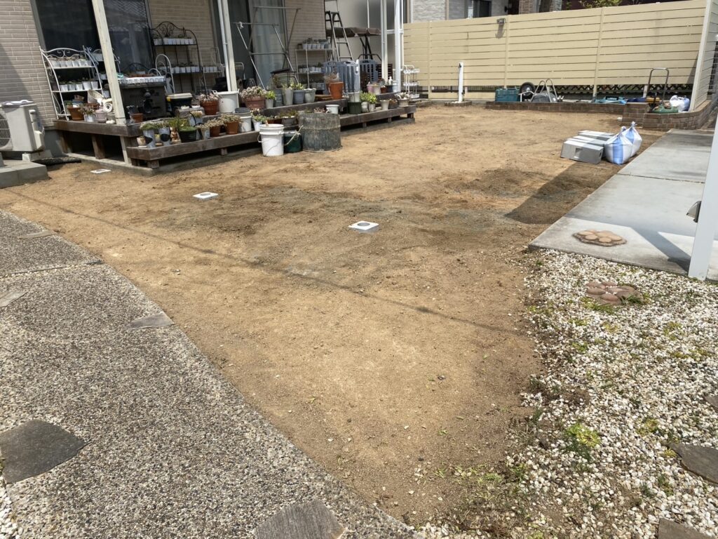【高松市Ｉ様邸】天然芝や雑草・植栽撤去完了。お庭も花壇もスッキリ綺麗になりました (株)カインズガーデン｜香川の雑草対策，ドッグランリフォーム工事