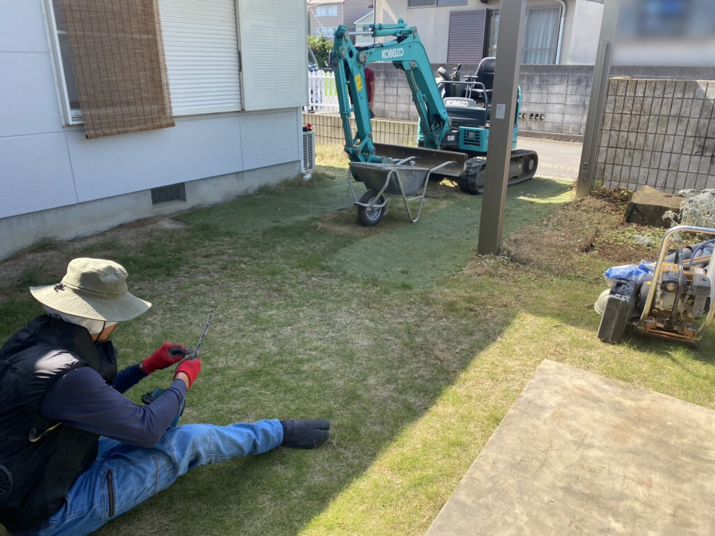 【高松市Ｋ様邸】カーポート下の人工芝・駐車場周りの天然芝撤去中 (株)カインズガーデン｜香川県の庭リフォーム工事