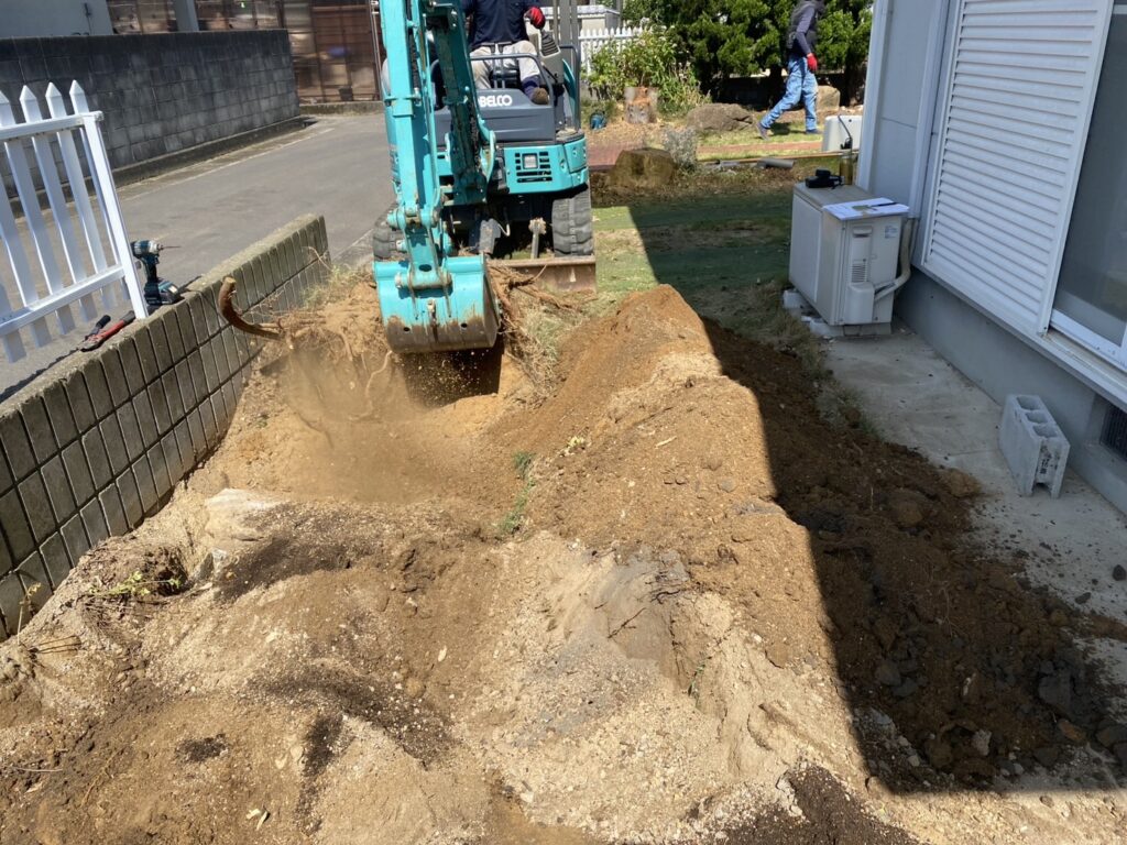 【高松市Ｋ様邸】カーポート下の人工芝・駐車場周りの天然芝撤去中 (株)カインズガーデン｜香川県の庭リフォーム工事