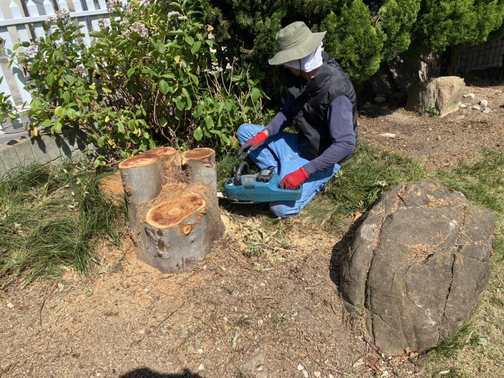 【高松市Ｋ様邸】カーポート下の人工芝・駐車場周りの天然芝撤去中 (株)カインズガーデン｜香川県の庭リフォーム工事