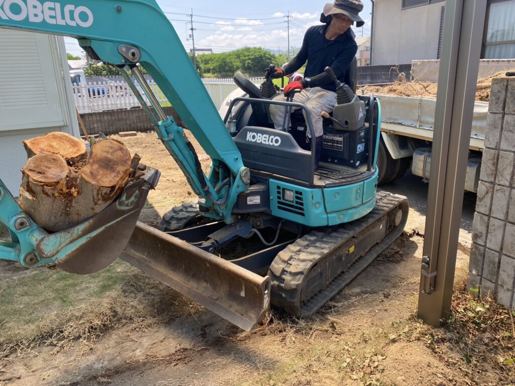 【高松市Ｋ様邸】カーポート下の人工芝・駐車場周りの天然芝撤去中 (株)カインズガーデン｜香川県の庭リフォーム工事