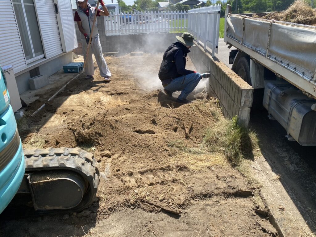 【高松市K様邸】カーポート下の人工芝・駐車場周りの天然芝撤去中 (株)カインズガーデン|香川県の庭リフォーム工事 【高松市K様邸】カーポート下の人工芝・駐車場周りの天然芝撤去中 (株)カインズガーデン|香川県の庭リフォーム工事