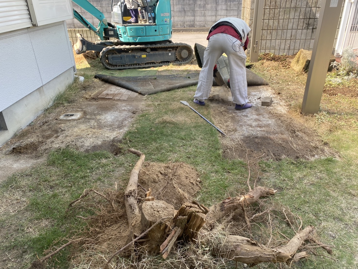 【高松市Ｋ様邸】カーポート下の人工芝・駐車場周りの天然芝撤去中 (株)カインズガーデン｜香川県の庭リフォーム工事