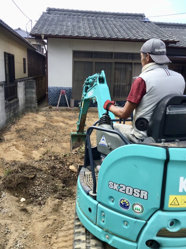 【多度津町Ｙ様邸】庭木や雑草撤去・鋤取り整地完了✨防草シート施工中 (株)カインズガーデン｜香川県の雑草対策工事，庭仕舞い