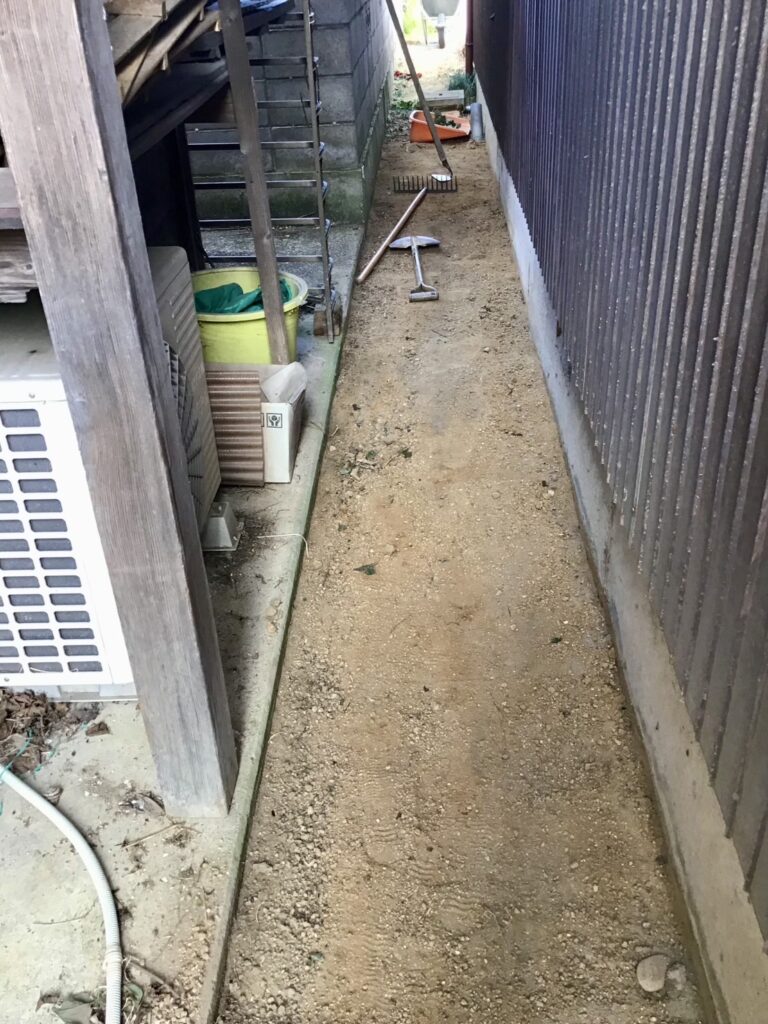 【多度津町Ｙ様邸】庭木や雑草撤去・鋤取り整地完了✨防草シート施工中 (株)カインズガーデン｜香川県の雑草対策工事，庭仕舞い