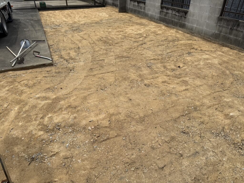 【多度津町Ｙ様邸】庭木や雑草撤去・鋤取り整地完了✨防草シート施工中 (株)カインズガーデン｜香川県の雑草対策工事，庭仕舞い