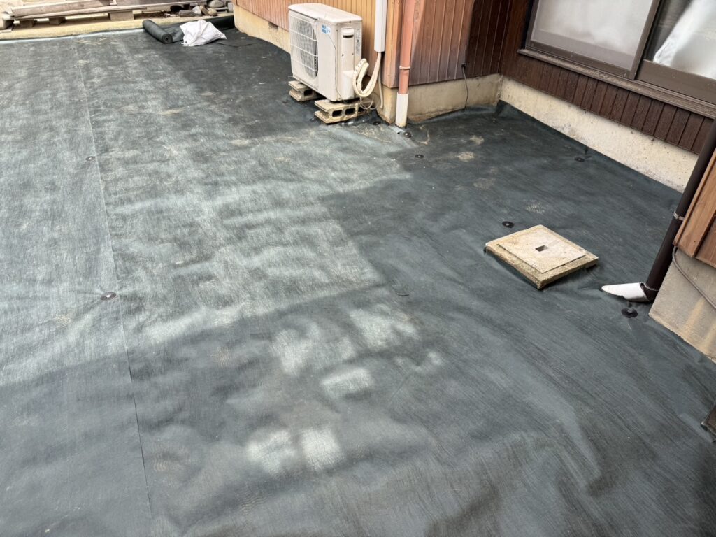 【多度津町Ｙ様邸】庭木や雑草撤去・鋤取り整地完了✨防草シート施工中 (株)カインズガーデン｜香川県の雑草対策工事，庭仕舞い