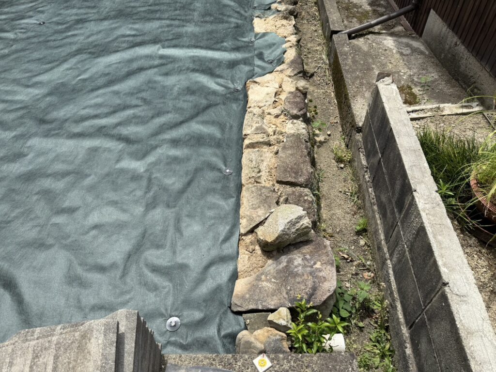 【多度津町Ｙ様邸】庭木や雑草撤去・鋤取り整地完了✨防草シート施工中 (株)カインズガーデン｜香川県の雑草対策工事，庭仕舞い