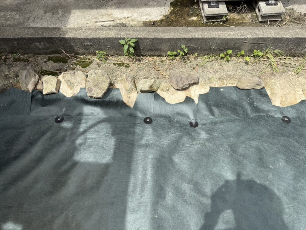 【多度津町Ｙ様邸】庭木や雑草撤去・鋤取り整地完了✨防草シート施工中 (株)カインズガーデン｜香川県の雑草対策工事，庭仕舞い