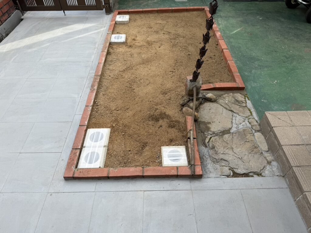 【綾川町Ｏ様邸】景観スッキリ✨花壇内の植栽撤去＆雑草対策，フェンス設置㊗完工 (株)カインズガーデン｜香川県の庭仕舞い工事