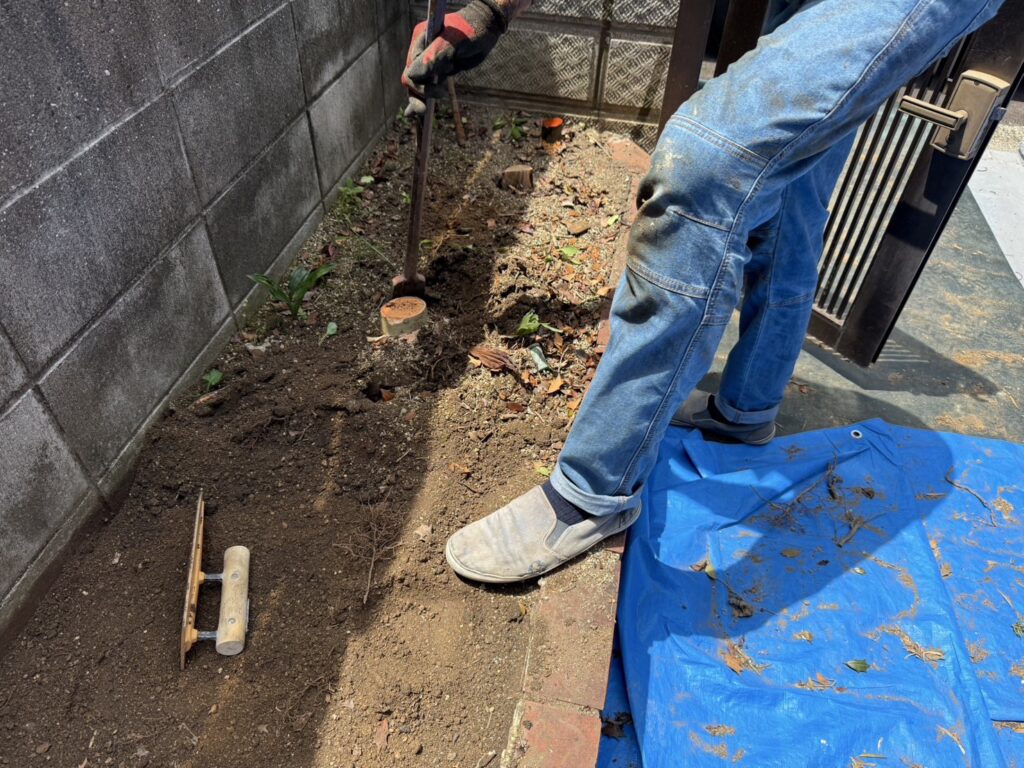【綾川町Ｏ様邸】景観スッキリ✨花壇内の植栽撤去＆雑草対策，フェンス設置㊗完工 (株)カインズガーデン｜香川県の庭仕舞い工事