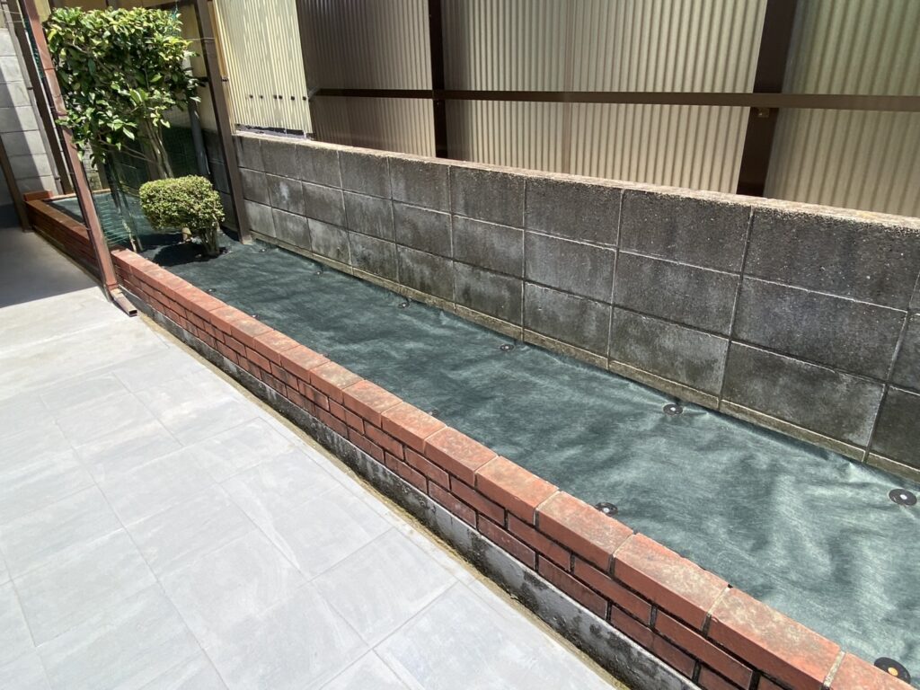 【綾川町Ｏ様邸】景観スッキリ✨花壇内の植栽撤去＆雑草対策，フェンス設置㊗完工 (株)カインズガーデン｜香川県の庭仕舞い工事
