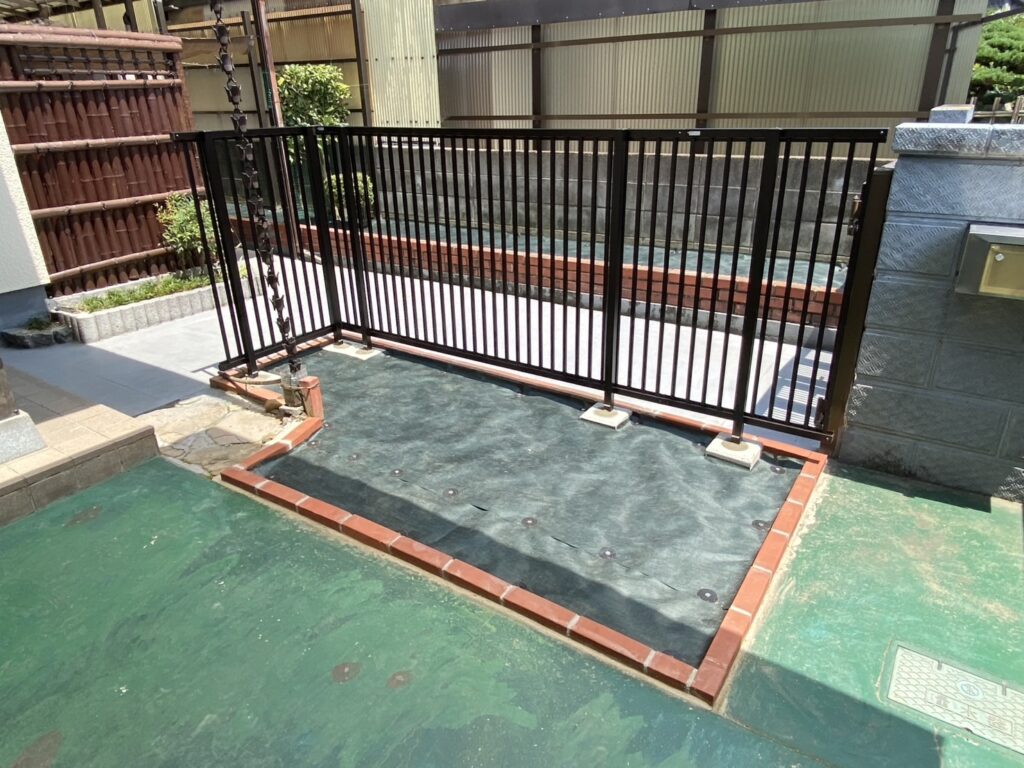 【綾川町Ｏ様邸】景観スッキリ✨花壇内の植栽撤去＆雑草対策，フェンス設置㊗完工 (株)カインズガーデン｜香川県の庭仕舞い工事