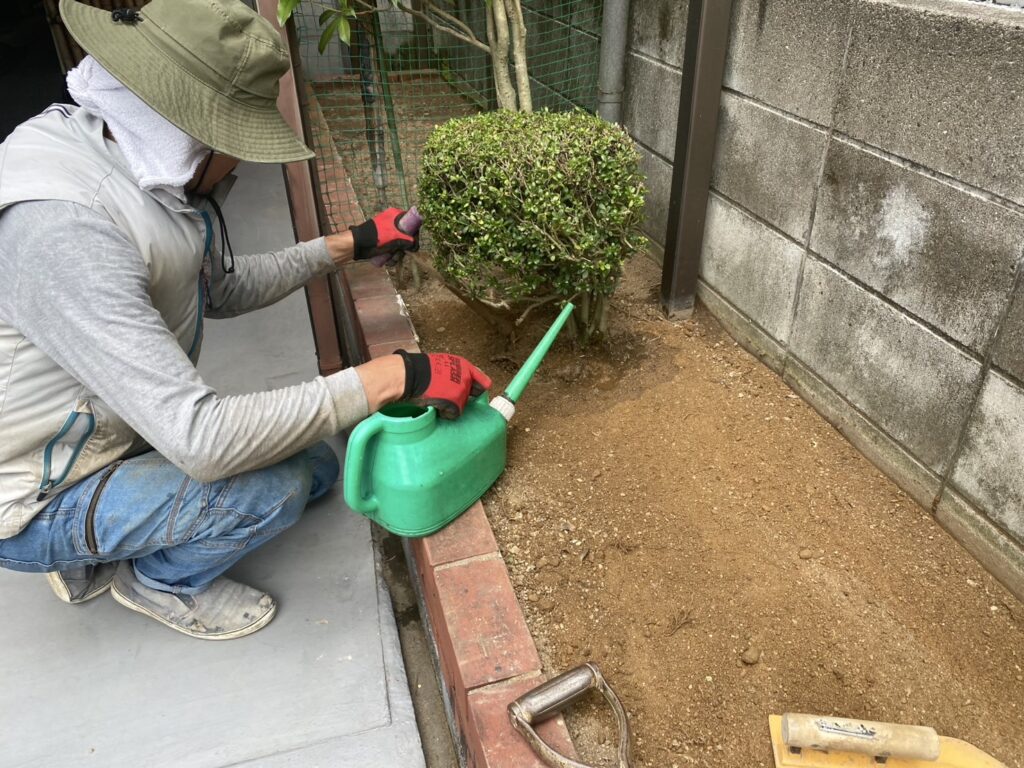 【綾川町Ｏ様邸】景観スッキリ✨花壇内の植栽撤去＆雑草対策，フェンス設置㊗完工 (株)カインズガーデン｜香川県の庭仕舞い工事