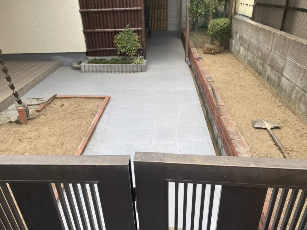 【綾川町Ｏ様邸】景観スッキリ✨花壇内の植栽撤去＆雑草対策，フェンス設置㊗完工 (株)カインズガーデン｜香川県の庭仕舞い工事