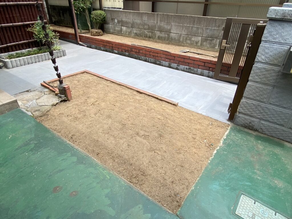 【綾川町Ｏ様邸】景観スッキリ✨花壇内の植栽撤去＆雑草対策，フェンス設置㊗完工 (株)カインズガーデン｜香川県の庭仕舞い工事