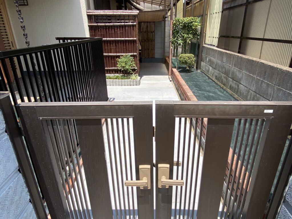 【綾川町Ｏ様邸】景観スッキリ✨花壇内の植栽撤去＆雑草対策，フェンス設置㊗完工 (株)カインズガーデン｜香川県の庭仕舞い工事