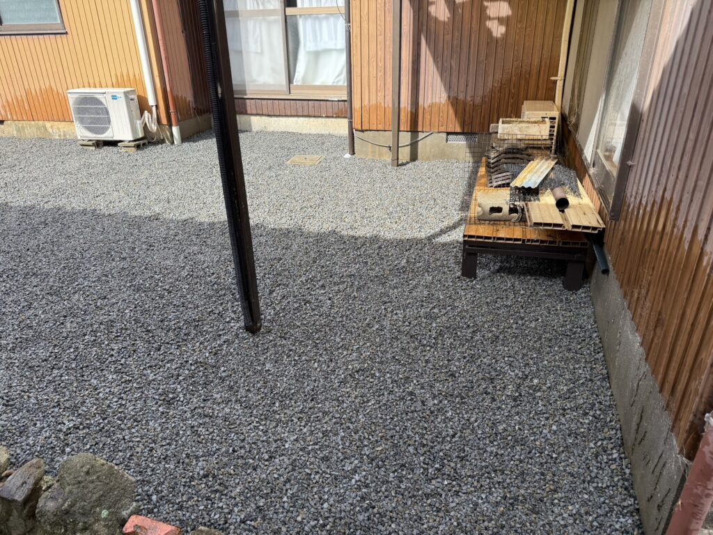 【多度津町Ｙ様邸】正面も裏庭もスッキリ爽快✨庭木撤去＆雑草対策工事㊗完工 (株)カインズガーデン｜香川県の庭仕舞い工事