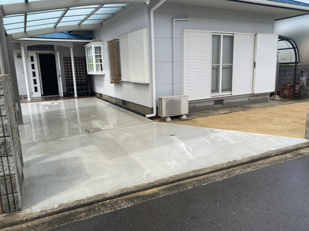 【高松市Ｋ様邸】天然芝撤去＆間口も広々で快適✨駐車場拡張工事㊗完工 (株)カインズガーデン｜香川県の庭リフォーム工事