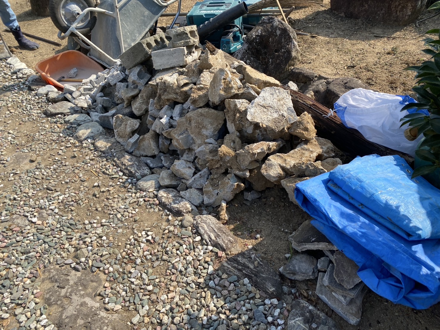 【綾川町ＭＯ様邸】石垣・石の門柱撤去完了✨坪庭解体も順調です (株)カインズガーデン｜香川県の庭リフォーム工事