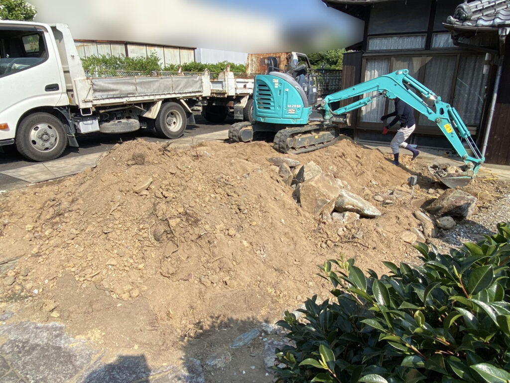 【綾川町ＭＯ様邸】石垣・石の門柱撤去完了✨坪庭解体も順調です (株)カインズガーデン｜香川県の庭リフォーム工事