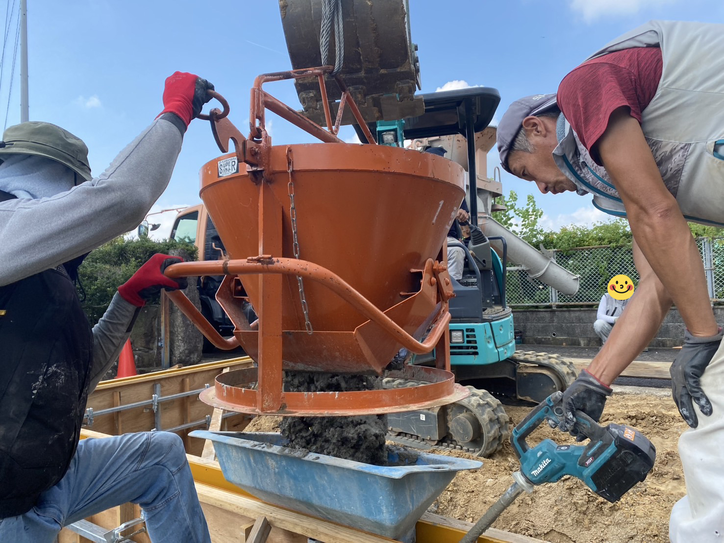 【綾川町ＭＯ様邸】新・駐車スペースのコンクリート基礎打設完了 (株)カインズガーデン｜香川県の庭リフォーム工事，庭仕舞い