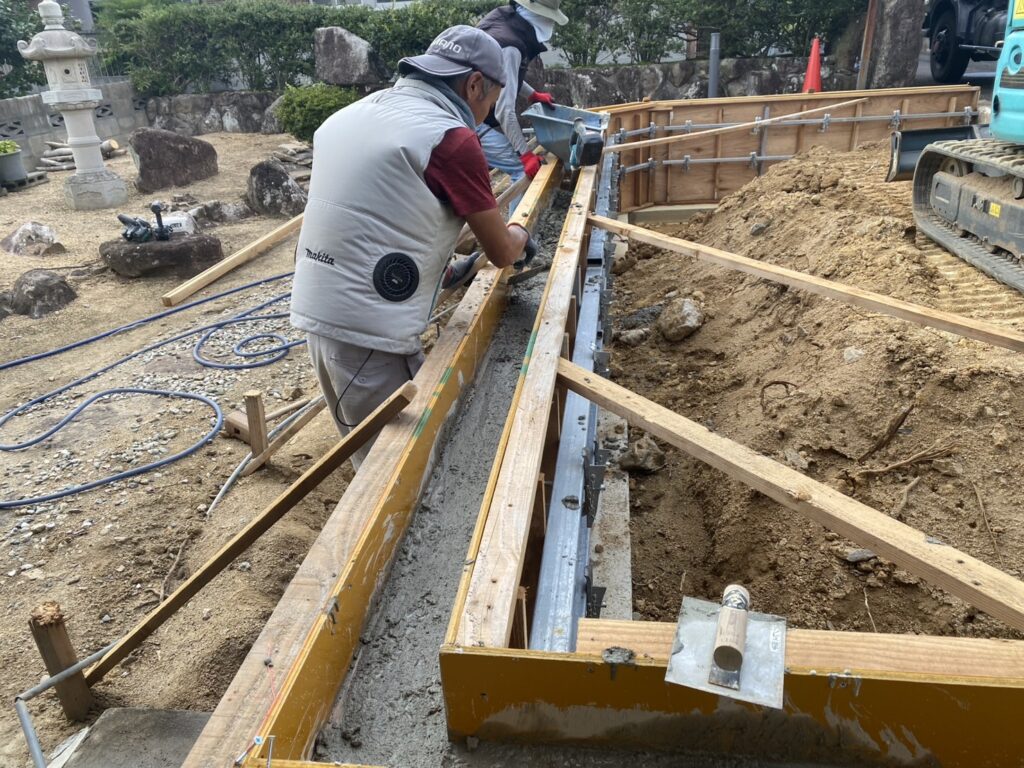 【綾川町MO様邸】新・駐車スペースのコンクリート基礎打設完了 (株)カインズガーデン|香川県の庭リフォーム工事,庭仕舞い 【綾川町MO様邸】新・駐車スペースのコンクリート基礎打設完了 (株)カインズガーデン|香川県の庭リフォーム工事,庭仕舞い