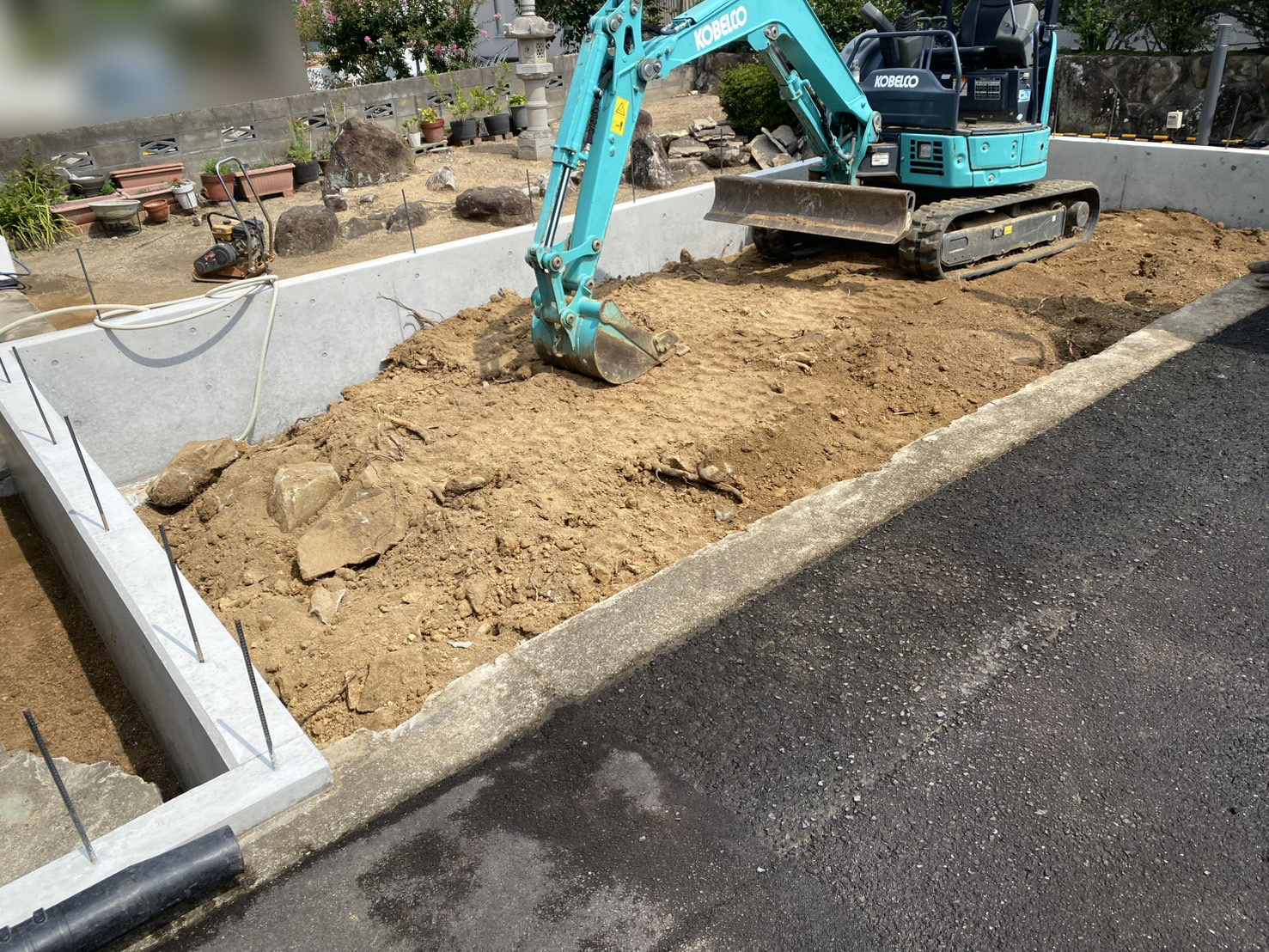 【綾川町ＭＯ様邸】駐車スペースのコンクリート基礎完成✨ブロック工事開始 (株)カインズガーデン｜香川県の庭リフォーム工事