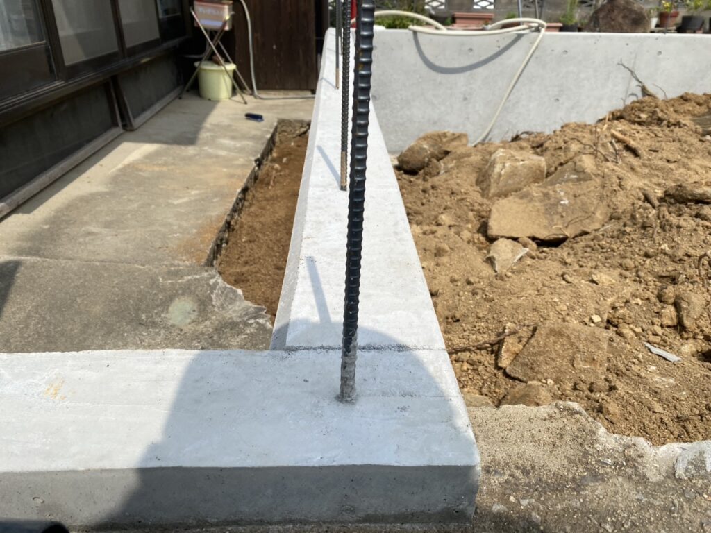 【綾川町ＭＯ様邸】駐車スペースのコンクリート基礎完成✨ブロック工事開始 (株)カインズガーデン｜香川県の庭リフォーム工事