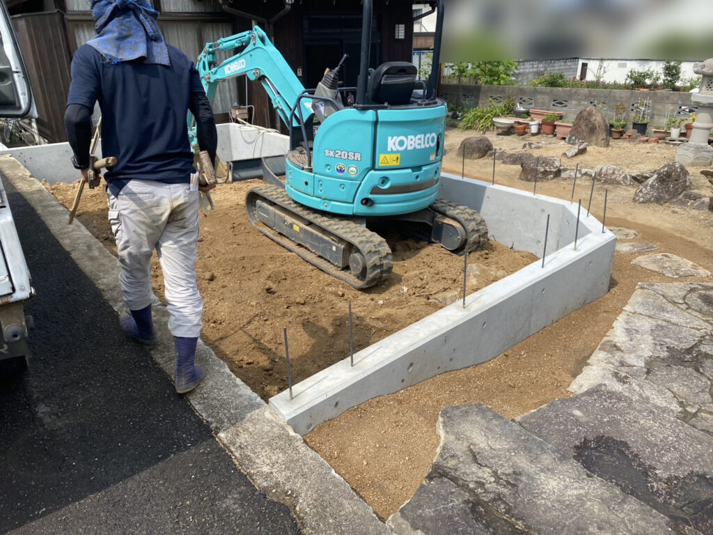 【綾川町ＭＯ様邸】駐車スペースのコンクリート基礎完成✨ブロック工事開始 (株)カインズガーデン｜香川県の庭リフォーム工事