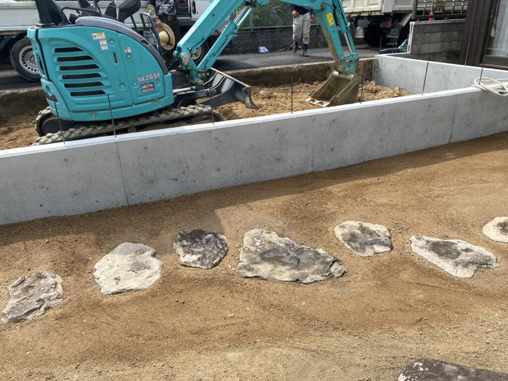 【綾川町ＭＯ様邸】駐車スペースのコンクリート基礎完成✨ブロック工事開始 (株)カインズガーデン｜香川県の庭リフォーム工事