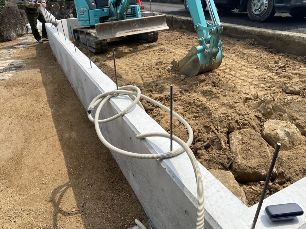 【綾川町ＭＯ様邸】駐車スペースのコンクリート基礎完成✨ブロック工事開始 (株)カインズガーデン｜香川県の庭リフォーム工事