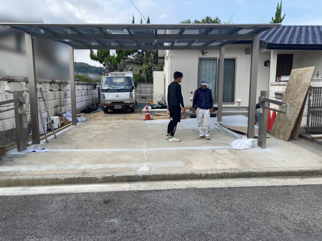 【綾川町ＭＩ様邸】格好良いフラット屋根カーポート＆跳ね上げ門扉完成✨ (株)カインズガーデン｜香川県の庭リフォーム工事