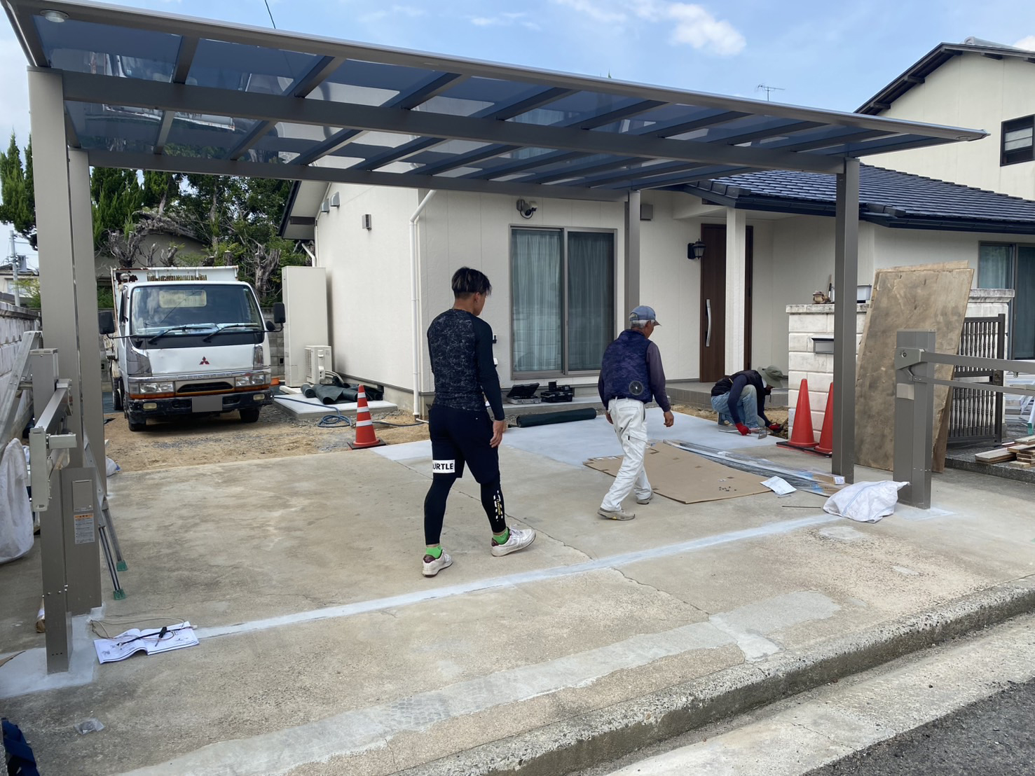 【綾川町ＭＩ様邸】格好良いフラット屋根カーポート＆跳ね上げ門扉完成✨ (株)カインズガーデン｜香川県の庭リフォーム工事