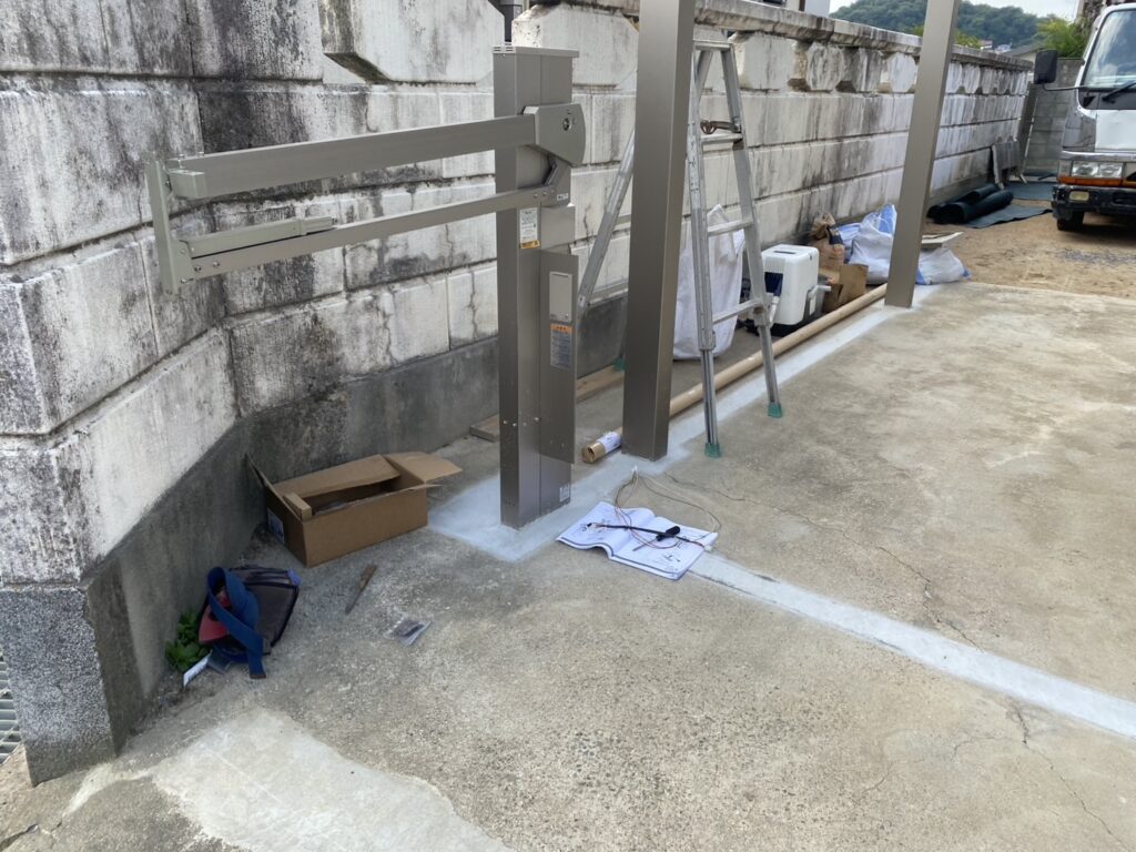 【綾川町ＭＩ様邸】格好良いフラット屋根カーポート＆跳ね上げ門扉完成✨ (株)カインズガーデン｜香川県の庭リフォーム工事