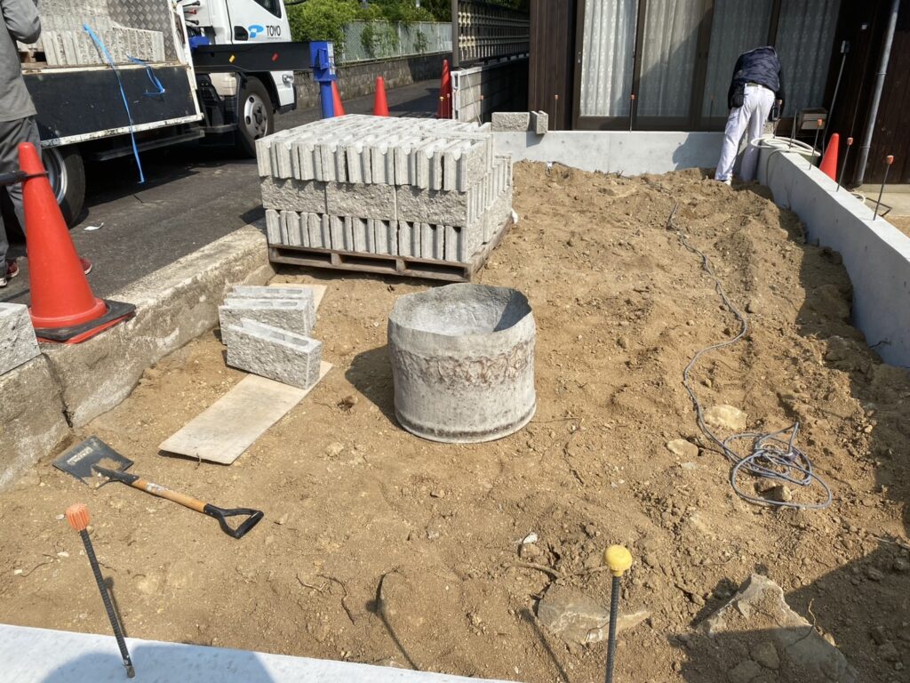 【綾川町ＭＯ様邸】駐車スペースのコンクリート基礎完成✨ブロック工事開始 (株)カインズガーデン｜香川県の庭リフォーム工事