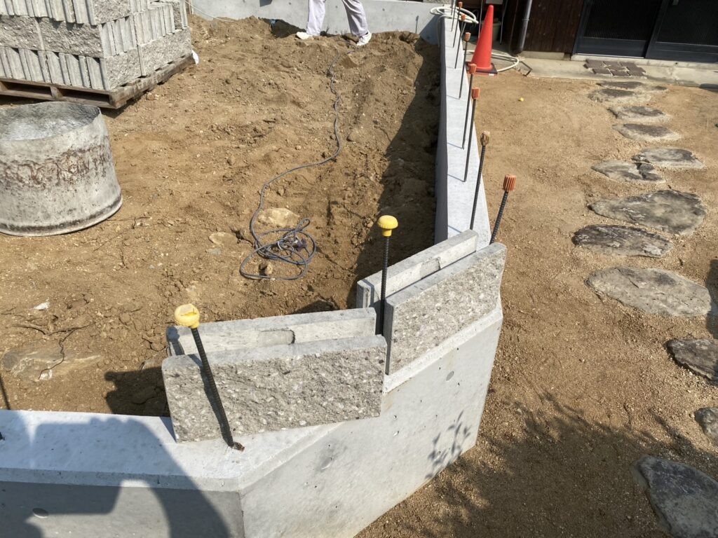 【綾川町ＭＯ様邸】駐車スペースのコンクリート基礎完成✨ブロック工事開始 (株)カインズガーデン｜香川県の庭リフォーム工事