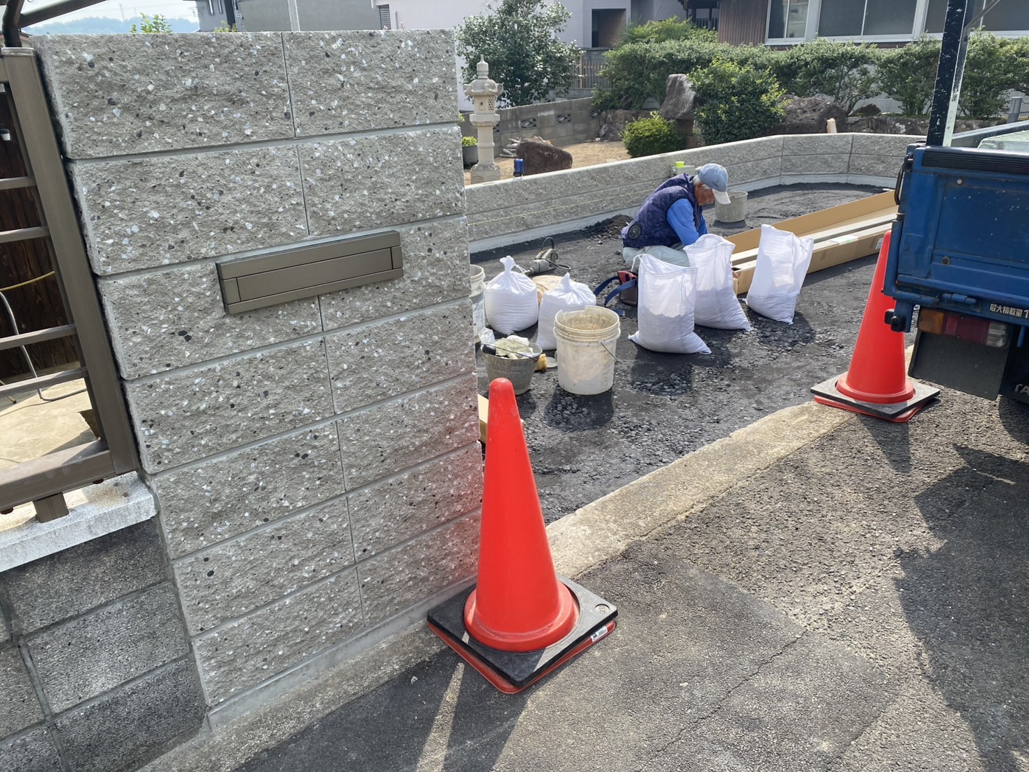 【綾川町ＭＯ様邸】化粧ブロックの門壁も完成✨フェンスやカーポート柱建て (株)カインズガーデン｜香川県の庭リフォーム工事