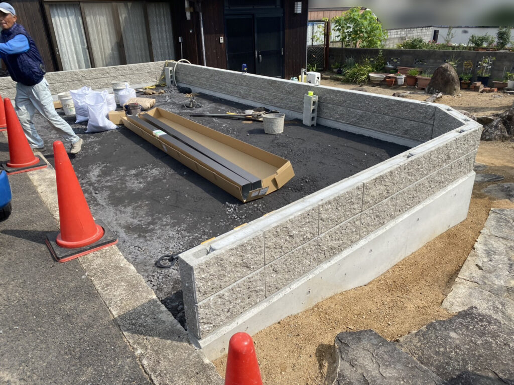 【綾川町ＭＯ様邸】化粧ブロックの門壁も完成✨フェンスやカーポート柱建て (株)カインズガーデン｜香川県の庭リフォーム工事