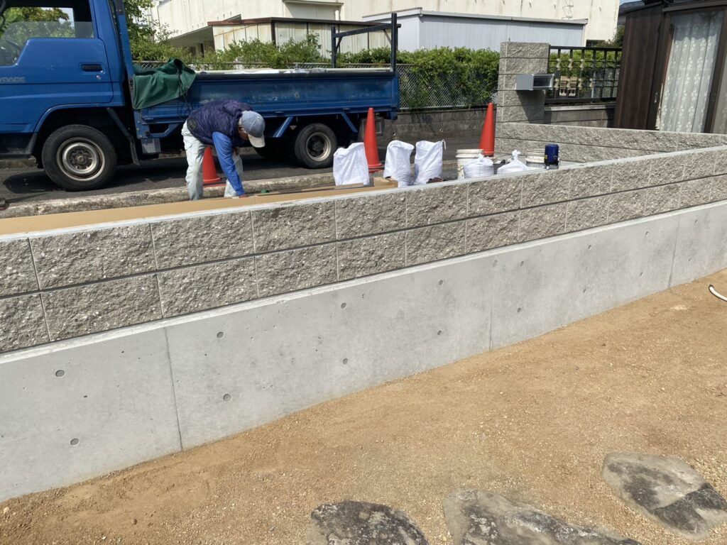 【綾川町ＭＯ様邸】化粧ブロックの門壁も完成✨フェンスやカーポート柱建て (株)カインズガーデン｜香川県の庭リフォーム工事
