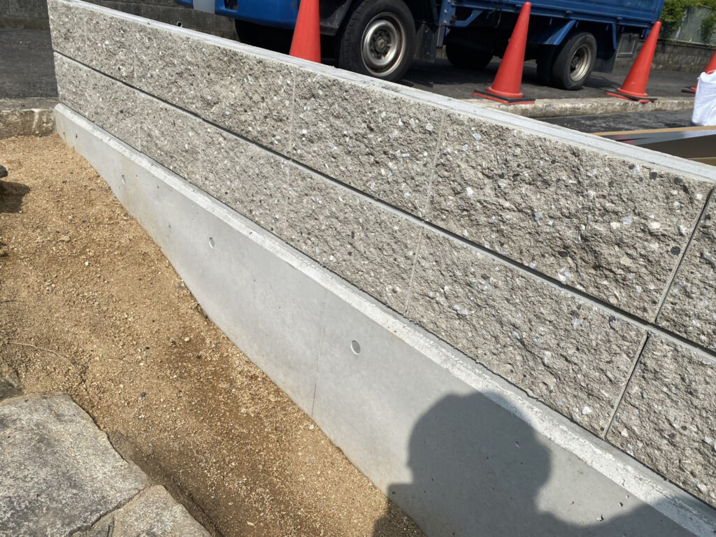 【綾川町ＭＯ様邸】化粧ブロックの門壁も完成✨フェンスやカーポート柱建て (株)カインズガーデン｜香川県の庭リフォーム工事
