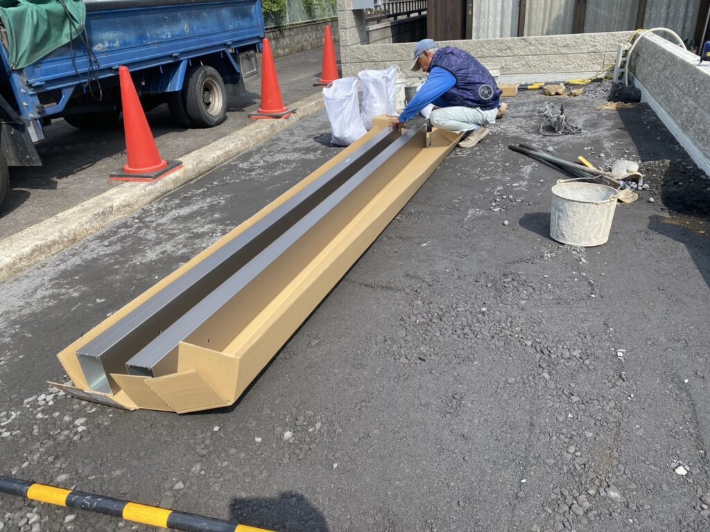 【綾川町ＭＯ様邸】化粧ブロックの門壁も完成✨フェンスやカーポート柱建て (株)カインズガーデン｜香川県の庭リフォーム工事