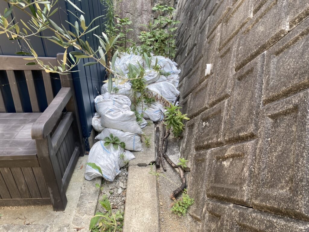 【高松市Ｈ様邸】雑草撤去・植栽撤去＆移設🌱雑草対策工事着工⛑ (株)カインズガーデン｜香川県の庭リフォーム，庭仕舞い