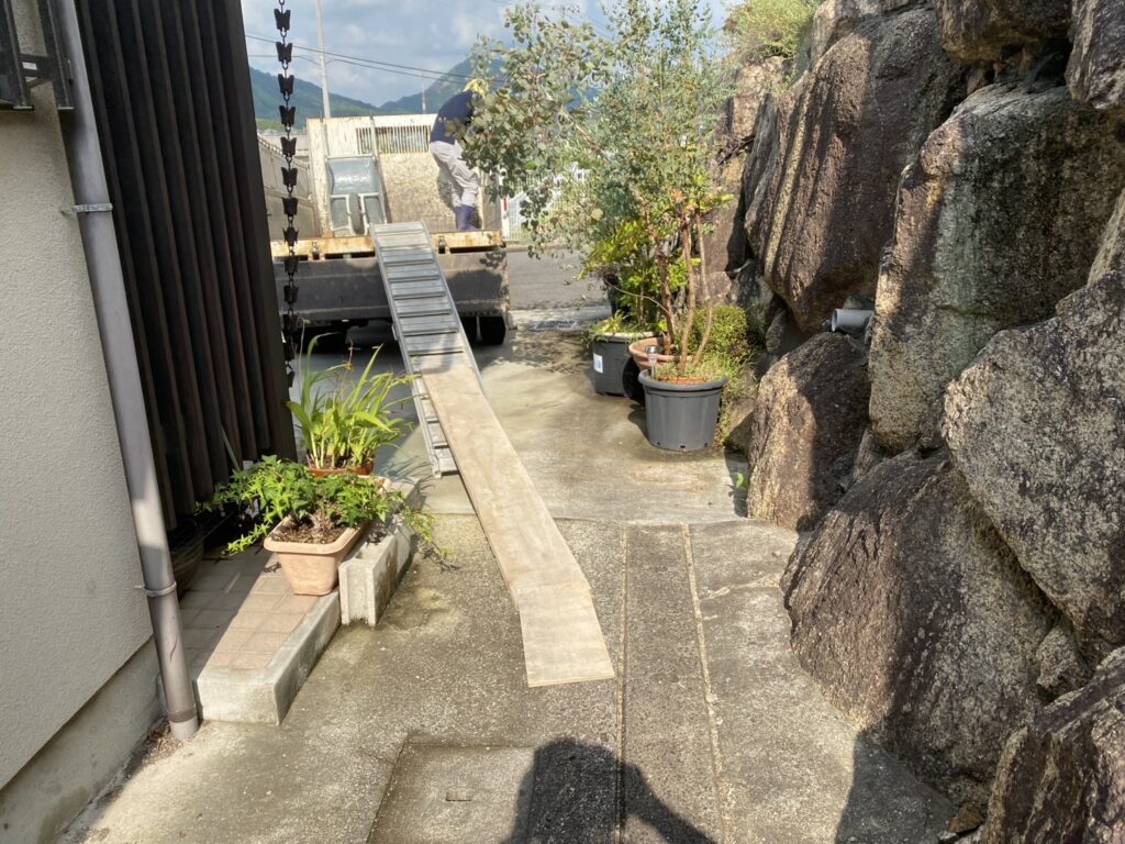 【高松市Ｈ様邸】雑草撤去・植栽撤去＆移設🌱雑草対策工事着工⛑ (株)カインズガーデン｜香川県の庭リフォーム，庭仕舞い