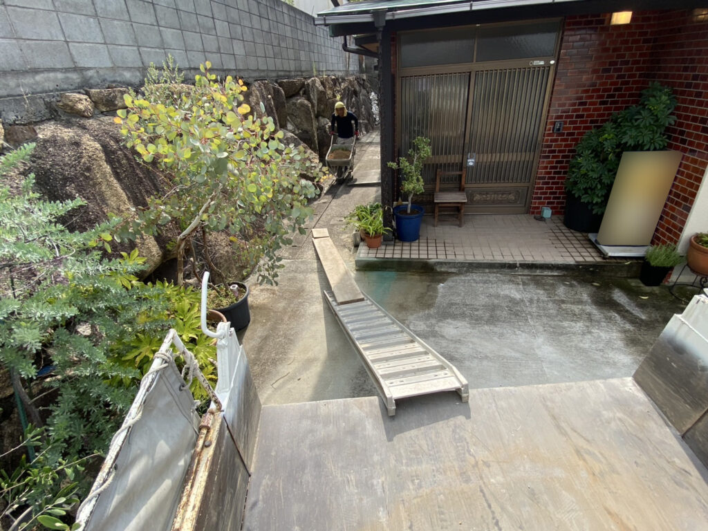 【高松市Ｈ様邸】雑草撤去・植栽撤去＆移設🌱雑草対策工事着工⛑ (株)カインズガーデン｜香川県の庭リフォーム，庭仕舞い