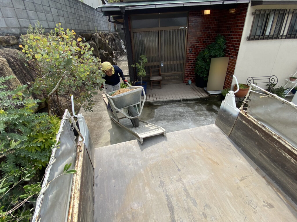 【高松市Ｈ様邸】雑草撤去・植栽撤去＆移設🌱雑草対策工事着工⛑ (株)カインズガーデン｜香川県の庭リフォーム，庭仕舞い
